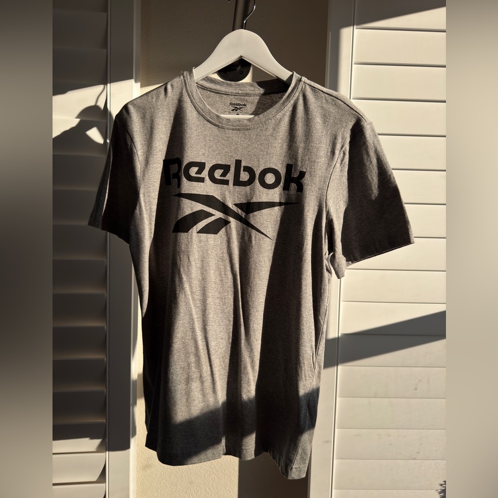 Reebok Gray Short Sleeve Tee Iconic Logo Crew Neck. Size S